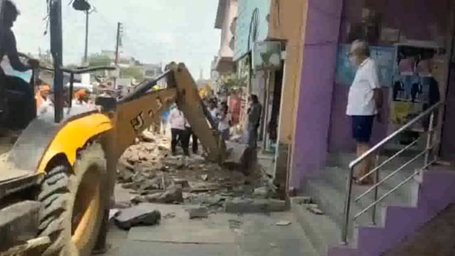मुख्यालय स्थित कस्बे में अतिक्रमण को लेकर चला बाबा का बुलडोजर 