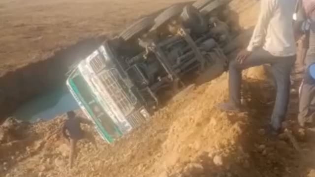 नौगढ़ सोहास मार्ग के पास अनियंत्रित डम्पर पल्टी कोई हताहत नही 