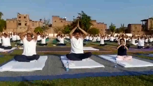 मिर्ज़ापुर पुलिस लाइन परेड ग्राउंड में मनाया गया आठवां अंतरराष्ट्रीय योग दिवस