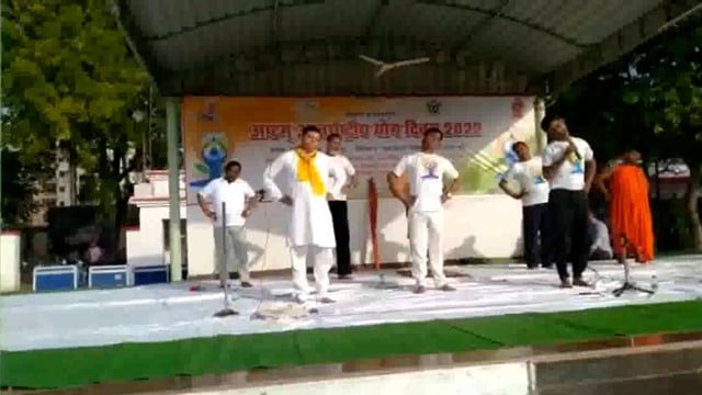 योग दिवस पर पुलिस लाइन के मैदान में बड़ी संख्या में लोगों ने किया योग मनोहर लाल पंथ राज्यमंत्री सदर विधायक रहे मौजूद