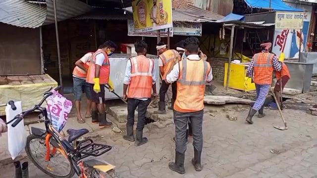 संभावित मानसून को देखते हुए नगर पंचायत महोली प्रशासन हुआ सतर्क, नाली-नालों की शुरू हो गई सफाई...
