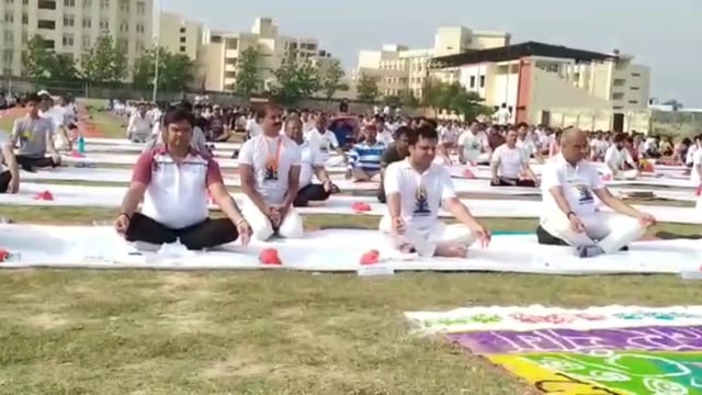 योग दिवस पर आबकारी मंत्री नितिन अग्रवाल ने किया योगासन