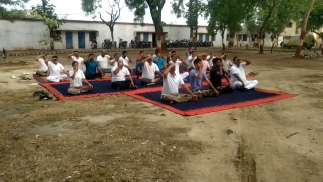 थाना मिश्रौलिया परिसर में मनाया गया योग दिवस सभी अधिकारी कर्मचारी ने लिया हिस्सा ।