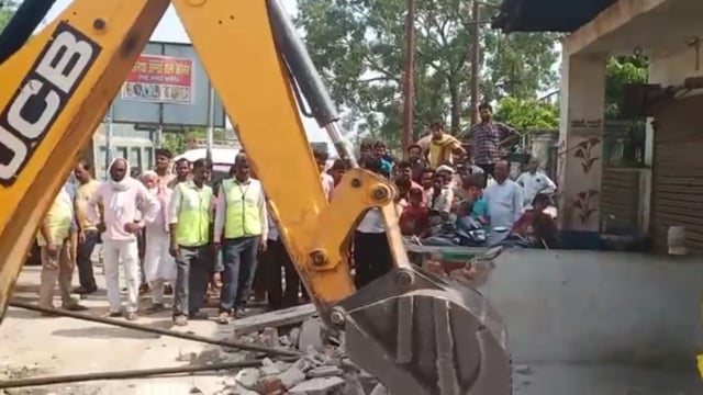 कैसरगंज बाजार में बुलडोजर से हटवाया के अतिक्रमण बाजार में रही अफरा-तफरी का माहौल