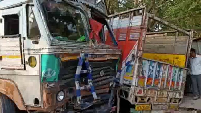 ब्लॉक चौराहे पर देर रात दो ट्रकों की जोरदार भिड़ंत, एक ट्रक चालक गंभीर रूप से घायल
