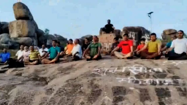 महोबा: गोरखगिरी पर्वत के आनन्द आश्रम में योगाभ्यास का आयोजन