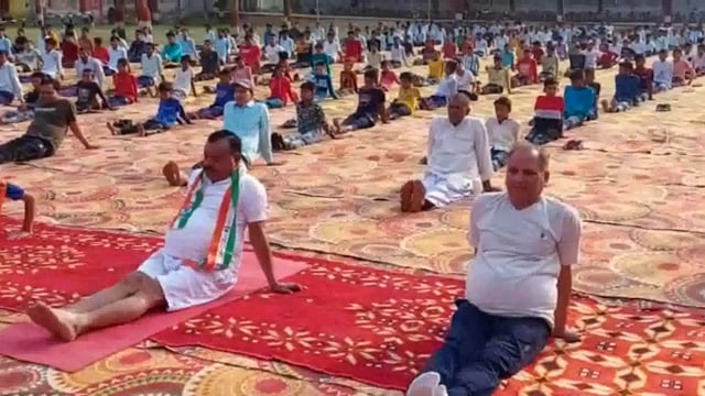 ikauna:आठवां अंतर्राष्ट्रीय योग दिवस पर जगजीत इण्टर कालेज में बीजेपी विधायक व एसडीएम ने सैकड़ों लोगों के साथ किया योगा
