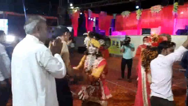 महोबा: कीरत सागर तट पर खेली गई फूलों की होली