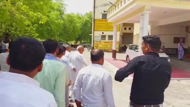 महोबा: हाइवे की सीमा में बने मकानों को तोड़ने के नोटिस मिलने से मचा हड़कम्प