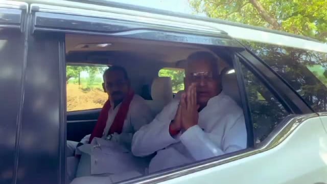 हैदरगढ़ क्षेत्र एक निजी कार्यक्रम में भाग लेने पहुंचे संसदीय कार्य राज्य मंत्री राजा मयंके स्वर शरण सिंह