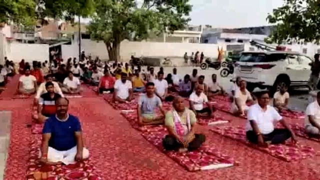 देवी मंदिर परिसर में भाजपा सांसद के द्वारा योगा अभ्यास कर प्रधानमंत्री  का उद्बोधन सुना गया