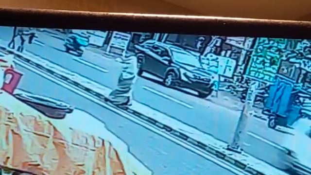 झांसी में रफ्तार का कहर फिर देखने को मिला तेज रफ्तार से आ रहे बाइक सवार ने महिला को मारी जोरदार टक्कर। 