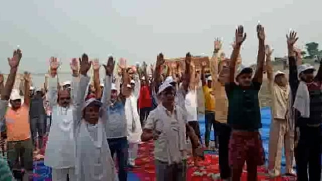 योग दिवस के अवसर पर नेहरू युवा क्लब द्वारा आज मनिहारी गंगा घाट पर योगा कराया गया इस मौके पर नेहरू युवा क्लब सभी सदस्य   