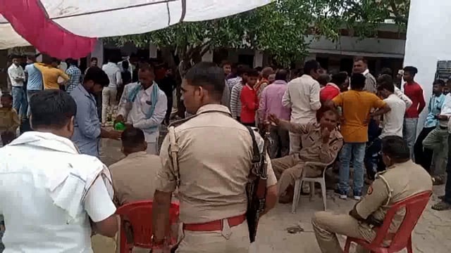 विकासखंड माट की ग्राम पंचायत डागोली के राशन डीलर जनमत के बाद लक्ष्मणसिंह बने पुलिस प्रशासन रहा मोजूद