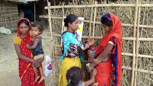 फुलवरिया चौक पर शिविर लगाकर 5 वर्ष तक के 10 बच्चों को पिलाई गई पल्स पोलियो की खुराक