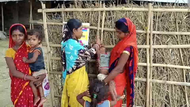 फुलवरिया चौक पर शिविर लगाकर 5 वर्ष तक के 10 बच्चों को पिलाई गई पल्स पोलियो की खुराक