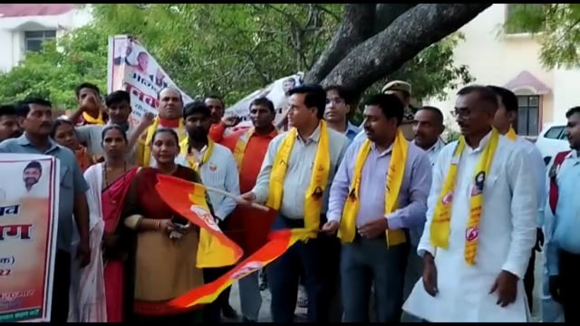 मंझनपुर स्थित जिला पंचायत प्रांगण में योगा जागरूकता रैली को डीएम कौशांबी सुजीत कुमार ने झंडी दिखाकर किया रवाना