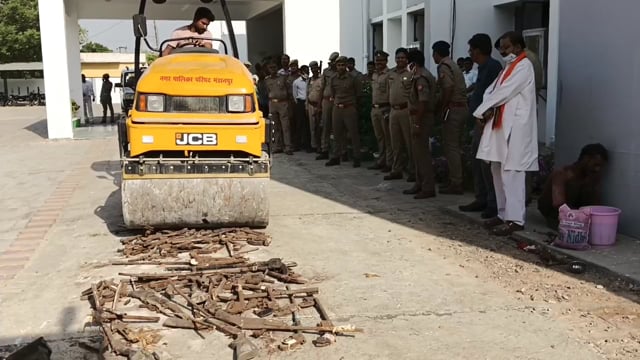पुलिस अधीक्षक कार्यालय परिसर में 160 अवैध असलहों को कोर्ट के आदेश पर कराया गया नष्ट,वर्षों से मालखाने में जमाते असलहे