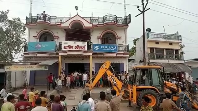 बहराइच: अतिक्रमण पर चला प्रशाशन का बुलडोजर