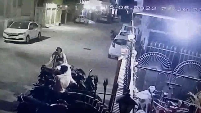 मिर्ज़ापुर शहर में साइकिल चोरों का आतंक राजर्षी नगर कॉलोनी से साइकिल चोर ने किया साइकिल चोरी सीसीटीवी में हुआ कैद