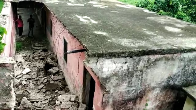 बधार पंचायत के मध्य विद्यालय का छत गिरने से बाल बाल बचे बच्चे हेड मास्टर ने पहले ही बगल के कमरे में पर आने का दिया था   