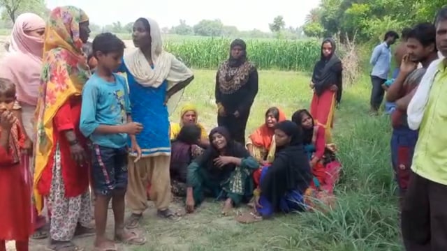 सहन बगिया में  महिला का पेड़ से लटकता मिला जो पुलिस मामले की जांच में जुटी गांव में मची दहशत