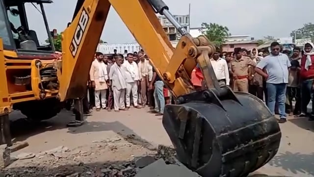 गजाधरपुर में अवैध अतिक्रमण को लेकर प्रशासन का चला बुलडोजर