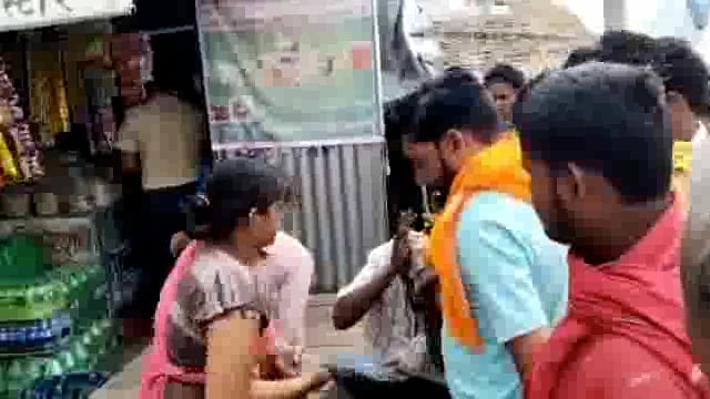 युवती के हत्थे चढ़े छेड़छाड़ करने वाले व्यक्ति ,जमकर हुई चप्पलों से पिटाई, वीडियो हो रहा वायरल