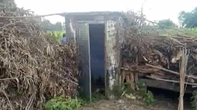 लाभार्थियों के घर बने दर्जनों शौचालयो का हाल बेहाल लाभार्थी परेशान जिम्मेदार बने बेखबर