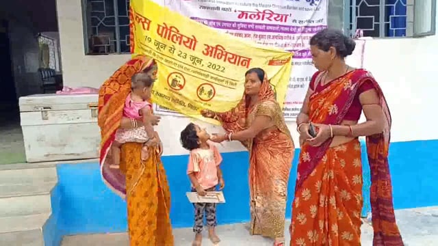 प्राथमिक स्वास्थ्य केंद्र हसनगंज में 0 से 5 वर्ष तक के 16 बच्चों को पल्स पोलियो की पिलाई गई दवा
