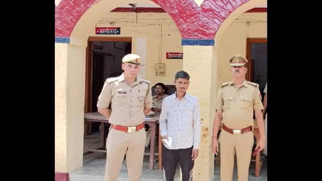 रामसनेहीघाट: थाना टिकैतनगर पुलिस ने तमंचा और जिंदा कारतूस के साथ एक अभियुक्त को किया गिरफ्तार