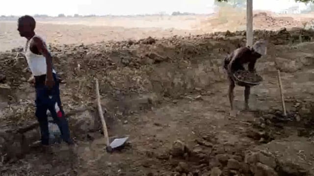 हमीरपुर : मनरेगा योजना के तहत मजदूरों से कराया जा रहा मेड़बंदी का कार्य