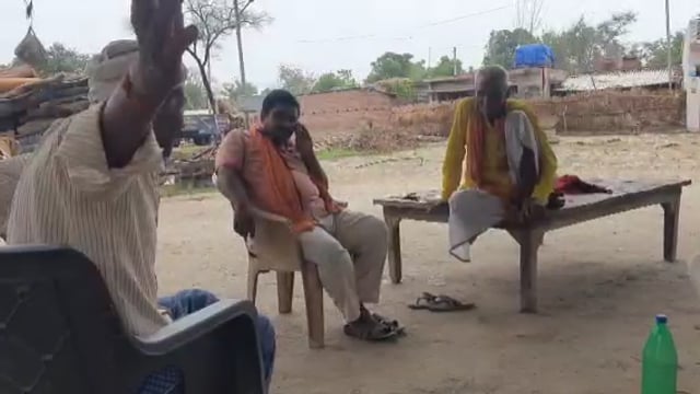 गांव चौखड़िया पेड़ काटने को लेकर 2 लोगों में हुआ विवाद लोगों ने कराया समझौता