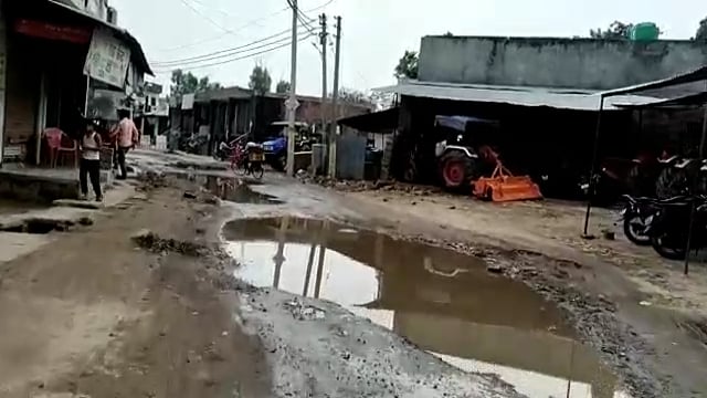 रामसनेहीघाट: हल्की बारिश में खुली ग्राम पंचायत की पोल, नालियों के ऊपर से सड़कों पर बहने लगा गंदा पानी