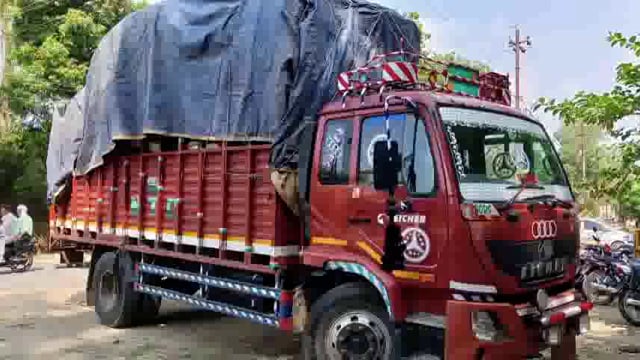 लहरपुर कोतवाली पुलिस ने अवैध रूप से स्क्रैप लदी 3 गाड़ियों को सूचना के आधार पर पकड़कर किया सीज