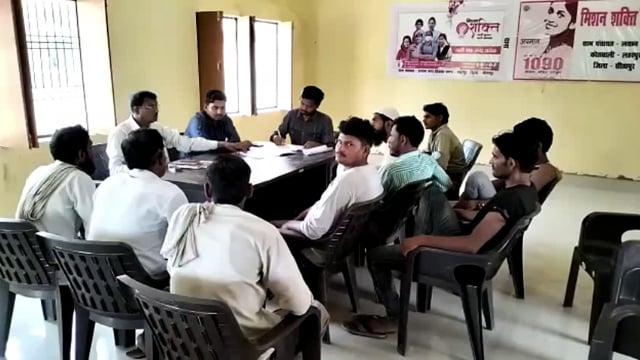 लहरपुर के लच्छन नगर के पंचायत भवन में पंचायत सेक्रेट्री की मौजूदगी में खुली बैठक का हुआ आयोजन