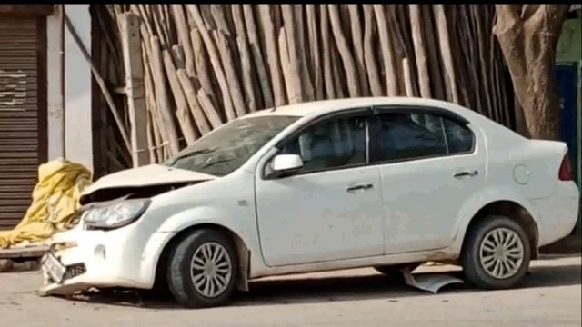 थाना पिपरी अंतर्गत तिल्हापुर मोड़ चौराहे पर कार और डंपर में हुई जोरदार टक्कर चालक की हालत गंभीर