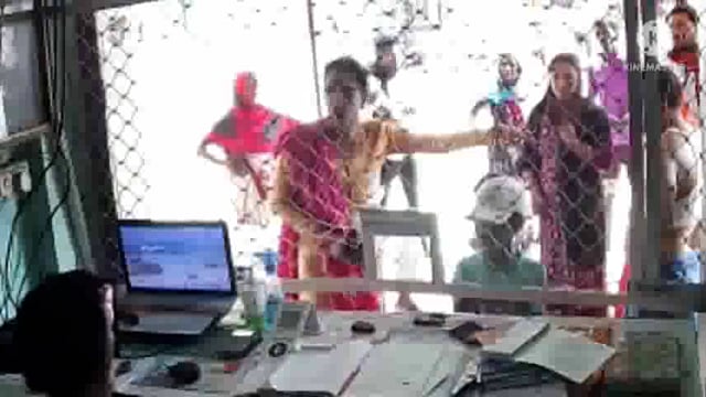 कौशांबी थाना के विजया चौराहा में सिपाही की पत्नी व रिश्तेदारों ने बैंक सेंटर में किया बवाल