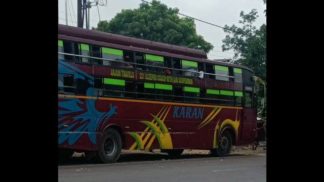 नानपारा बाईपास रोड गल्ला मंडी के पास अवैध डगा मार बसे आरटीओ बहराइच को लगा रही है चुना खुले आम सवारी ले जाती हैं पंजाब 