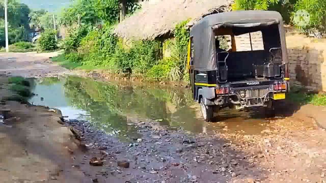 कीचड़मय सड़क पर चलने को विवश दर्जनों गांव के ग्रामीणों ने स्थानीय विधायक एवं सांसद के उदासीन रवैया से दुखी