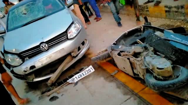 हैदरगढ़ कोतवाली क्षेत्र अंतर्गत लखनऊ सुल्तानपुर हाईवे पर कार सवार की टक्कर से स्कूटी सवार एक की मौत एक घायल