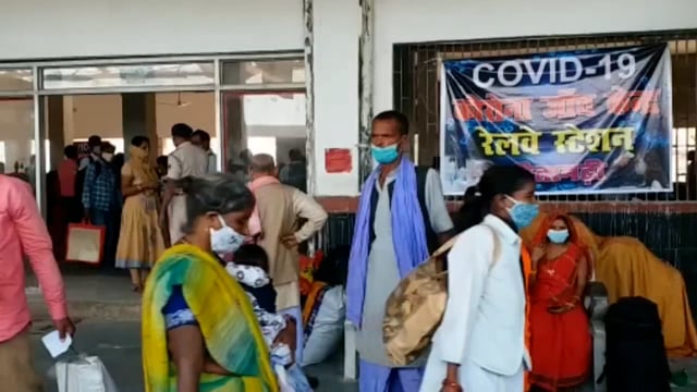 सीतामढ़ी रेलवे जंक्शन पर देश में बढ़ते कोविड 19 संक्रमण को देखते हुए जांच शिविर स्थापित