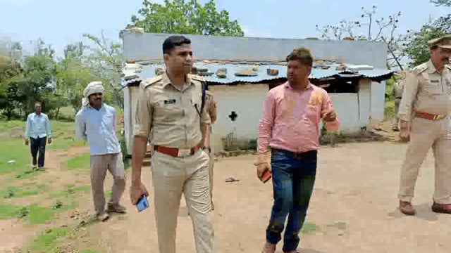   देर रात पति ने अपनी ही 22 वर्षीय पत्नी की हत्या कर शव को  मकान के पास जला दिया, सूचना पाकर मौके पर पहुंचे एसपी 