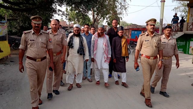 फखरपुर इलाके में पुलिस ने धर्म गुरुओं के साथ कस्बे में पैदल गस्त कर दिलाया सुरक्षा का एहसास
