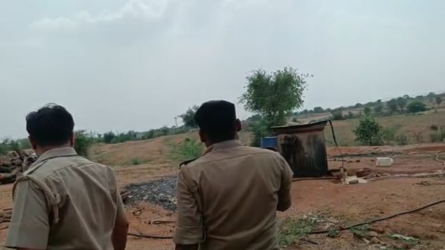 कबूतर डेरा पर पुलिस और आबकारी टीम ने मारा छापा