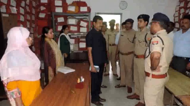 अपर पुलिस महानिदेशक गोरखपुर जोन अखिल कुमार के द्वारा सिद्धार्थनगर में दूसरे दिन वार्षिक निरीक्षण किया गया।