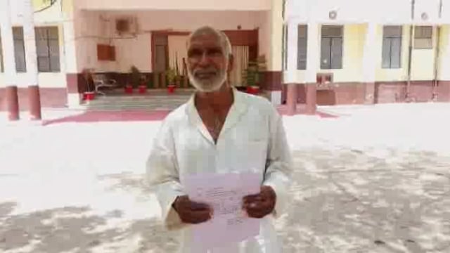 महोबा: दिव्यांग में डीएम से की बैट्री रिक्शा दिलाने की मांग