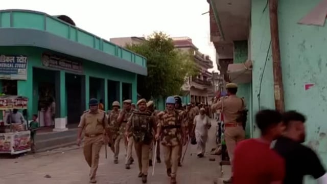 लहरपुर कोतवाली पुलिस के द्वारा नगर के विभिन्न मार्गों पर कल होने वाली जुमे की नमाज को लेकर रूट मार्च किया गया