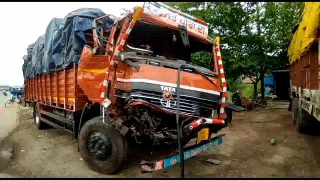 अटरिया के नीलगांव तिराहे के पास बीती रात ईद लदे ट्रैक्टर में पीछे से टकराई डीसीएम एक की मौत एक घायल