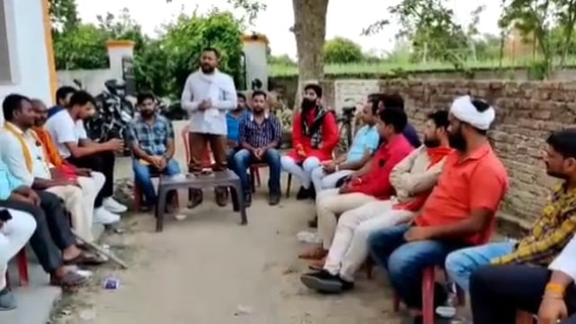 गोंडा के वजीरगंज के अंतर्गत ग्रामपंचायत खिरिया में बैठक कर अवधकेसरी सेना के प्रमुख नीरजसिंह क्षेत्र की समस्याओं पर चर्चा